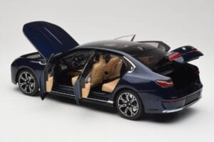 BMW i7 G70 Blue Metallic Minichamps 1:18 110023202 Метал — снимка 5 от 8