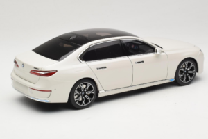 BMW i7 G70 White Metallic Minichamps 1:18 110023200 Метал — снимка 3 от 8