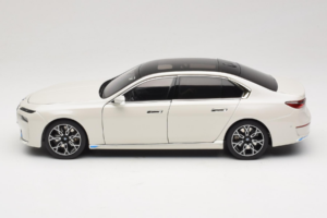 BMW i7 G70 White Metallic Minichamps 1:18 110023200 Метал — снимка 4 от 8