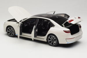 BMW i7 G70 White Metallic Minichamps 1:18 110023200 Метал — снимка 5 от 8