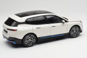 BMW iX Alpine White Minichamps 1:18 110023102 Метал — снимка 3 от 8