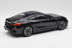 BMW M8 F92 Сапфирено Черно Minichamps 1:18 110029021 Метал — снимка 3 от 8