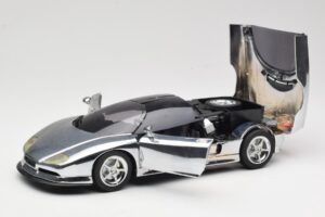 BMW Nazca M12 Chrome Silver Revell 1:18 08916 Метал — снимка 2 от 8