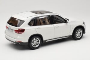 BMW X5 E70 Alpine White Paragon 1:18 PA-97073 Метал — снимка 3 от 8