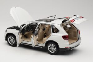 BMW X5 E70 Alpine White Paragon 1:18 PA-97073 Метал — снимка 5 от 8