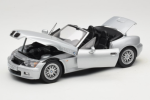 BMW Z3 Roadster 1.8 Сребрист Дилърско Издание UT Models 1:18 80439411712 Метал — снимка 2 от 8