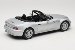 BMW Z3 Roadster 1.8 Сребрист Дилърско Издание UT Models 1:18 80439411712 Метал — снимка 3 от 8