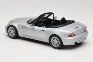 BMW Z3 Roadster 1.8 Сребрист Дилърско Издание UT Models 1:18 80439411712 Метал — снимка 7 от 8