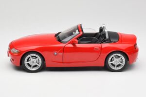 BMW Z4 E85 Роудстър Червен Bburago 1:18 34046 Метал — снимка 4 от 8