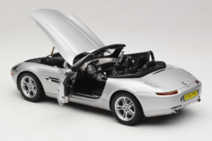 BMW Z8 Сребрист 007 The World Is Not Enough AUTOart 1:18 70511 Метал — снимка 5 от 8