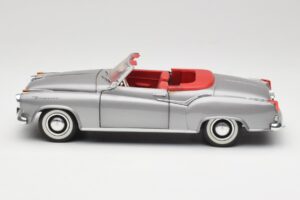 Borgward Isabella Кабриолет Сребрист Revell 1:18 8411 Метал — снимка 4 от 8