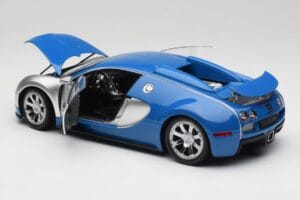 Bugatti Veyron Edition Centenaire Chrome Blue Minichamps 1:18 100110850-O Метал — снимка 4 от 7