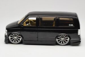 Chevrolet Astro Van Tuned Черен Jada 1:18 63122 Метал — снимка 4 от 8