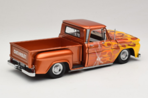 Chevrolet C-10 Stepside Pickup Lowrider Оранжев с Пламък Sun Star 1:18 1392 Метал — снимка 2 от 6
