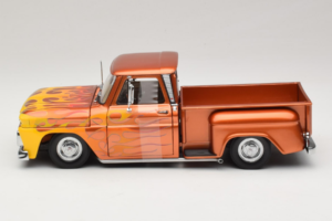 Chevrolet C-10 Stepside Pickup Lowrider Оранжев с Пламък Sun Star 1:18 1392 Метал — снимка 3 от 6