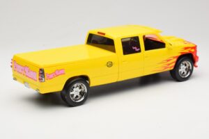 Chevrolet C2500 Silverado Pussy Wagon From Kill Bill Жълт GreenLight 1:18 19015 Метал — снимка 2 от 6