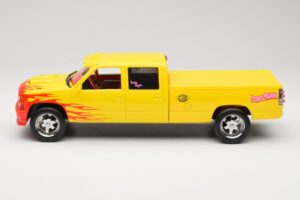 Chevrolet C2500 Silverado Pussy Wagon From Kill Bill Жълт GreenLight 1:18 19015 Метал — снимка 3 от 6