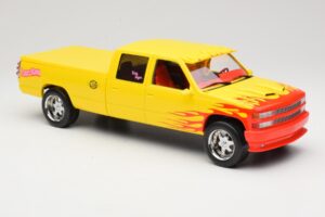 Chevrolet C2500 Silverado Pussy Wagon From Kill Bill Жълт GreenLight 1:18 19015 Метал — снимка 4 от 6