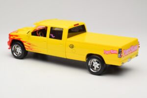 Chevrolet C2500 Silverado Pussy Wagon From Kill Bill Жълт GreenLight 1:18 19015 Метал — снимка 5 от 6