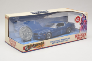 Chevrolet Camaro Z28 Stranger Things With Collectible Coin Metals Diecast 1:24 31110 Метал — снимка 2 от 3