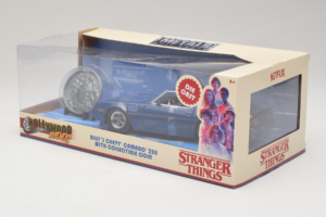 Chevrolet Camaro Z28 Stranger Things With Collectible Coin Metals Diecast 1:24 31110 Метал — снимка 3 от 3