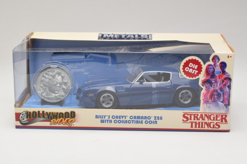Chevrolet Camaro Z28 Stranger Things With Collectible Coin Metals Diecast 1:24 Chevrolet Camaro Z28 Stranger Things With Collectible Coin Metals Diecast 1:24 31110 Метал