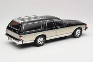 Chevrolet Caprice Estate Wagon Сребрист & Сив MCG 1:18 MCG18478 Метал — снимка 2 от 6