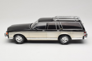 Chevrolet Caprice Estate Wagon Сребрист & Сив MCG 1:18 MCG18478 Метал — снимка 3 от 6
