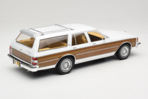 Chevrolet Caprice Estate Wagon Бял MCG 1:18 MCG18475 Метал — снимка 2 от 6