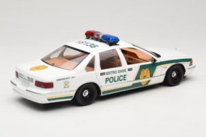 Chevrolet Caprice Metro Dade Полиция UT Models 1:18 21024 Метал — снимка 3 от 8