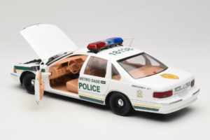 Chevrolet Caprice Metro Dade Полиция UT Models 1:18 21024 Метал — снимка 5 от 8