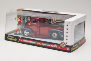 Chevrolet COE Pickup Wonder Woman With Figure Metals Diecast 1:24 30453 Метал — снимка 3 от 3