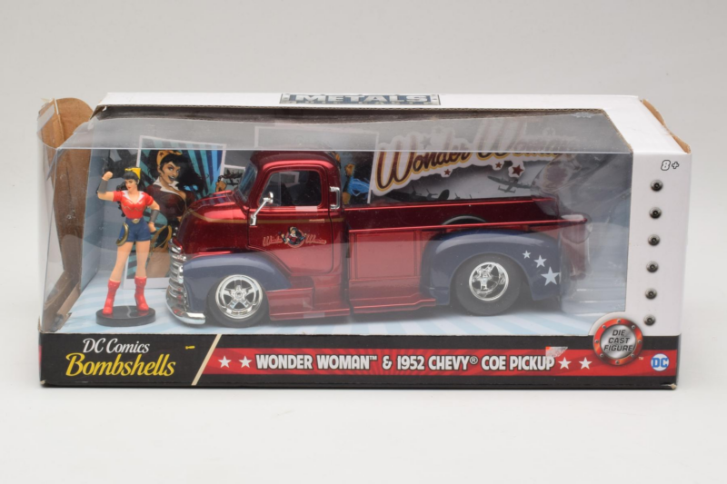 Chevrolet COE Pickup Wonder Woman With Figure Metals Diecast 1:24 Chevrolet COE Pickup Wonder Woman With Figure Metals Diecast 1:24 30453 Метал