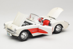 Chevrolet Corvette C1 Бял & Червен Bburago 1:18 3024-M3 Метал — снимка 2 от 8