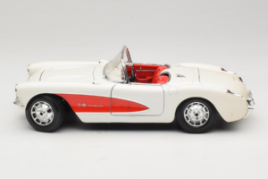 Chevrolet Corvette C1 Бял & Червен Bburago 1:18 3024-M3 Метал — снимка 4 от 8