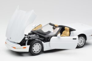 Chevrolet Corvette C4 Кабриолет Бял Maisto 1:18 32830 Метал — снимка 2 от 8