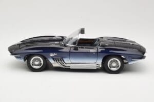 Chevrolet Corvette Mako Shark Тъмносин UT Models 1:18 21061 Метал — снимка 4 от 8