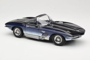 Chevrolet Corvette Mako Shark Тъмносин UT Models 1:18 21061 Метал — снимка 6 от 8