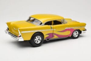 Chevrolet Custom Жълт с Пламък Hot Wheels 1:18 21356 Метал — снимка 3 от 8
