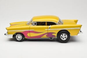 Chevrolet Custom Жълт с Пламък Hot Wheels 1:18 21356 Метал — снимка 4 от 8