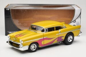 Chevrolet Custom Жълт с Пламък Hot Wheels 1:18 21356 Метал — снимка 8 от 8