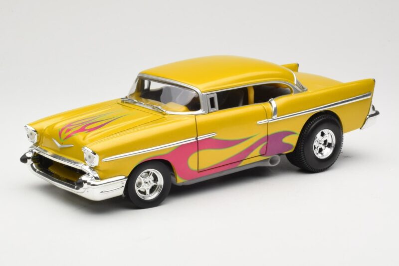Chevrolet Custom Жълт с Пламък Hot Wheels 1:18 21356 Метал