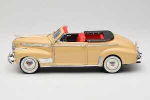 Chevrolet Deluxe Кабриолет Бежов Eagle Collectibles 1:18 3022518 Метал — снимка 4 от 8