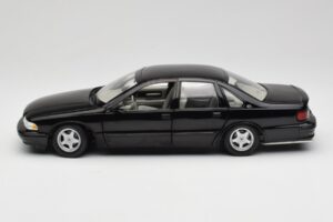 Chevrolet Impala SS Черен UT Models 1:18 21031 Метал — снимка 4 от 8