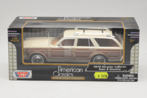 Chrysler LeBaron Town & Country Бежов Motormax 1:24 MM7331BG Метал
