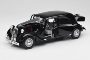 Citroen 15CV 6 Cyl Черен Maisto 1:18 31821 Метал — снимка 2 от 8