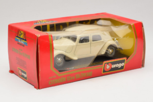 Citroen 15CV Traction Avant Бежов Bburago 1:24 1501-B1 Метал — снимка 2 от 3