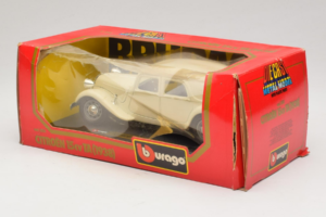 Citroen 15CV Traction Avant Бежов Bburago 1:24 1501-B1 Метал — снимка 3 от 3