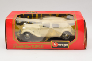 Citroen 15CV Traction Avant Бежов Bburago 1:24 1501-B1 Метал