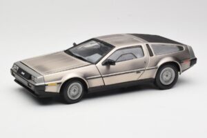 DeLorean DMC-12 LK Сребрист Sun Star 1:18 2701 Метал